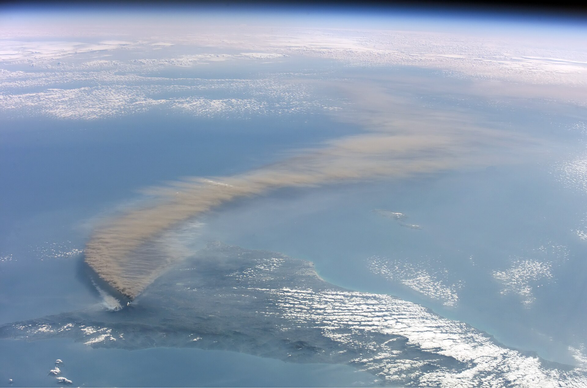 Erupção do vulcão Etna na Sicília, com lava e cinzas.